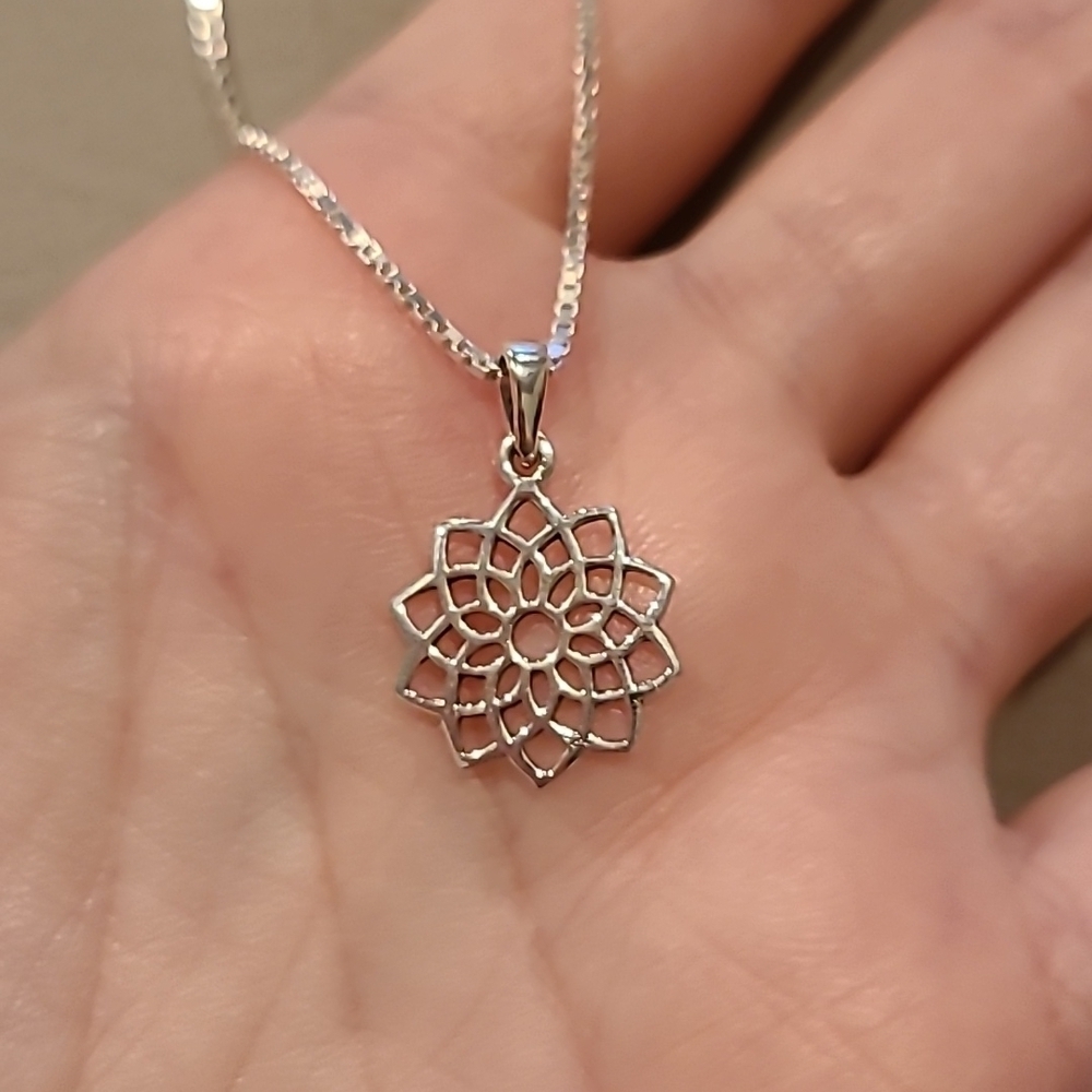 Flower design sterling silver necklace